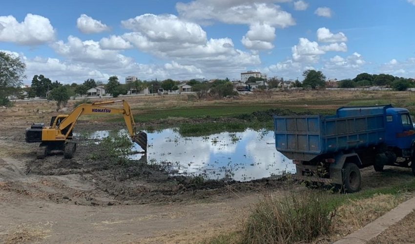 Lago da Vila Militar passa por limpeza em parceria da Prefeitura com o Exército